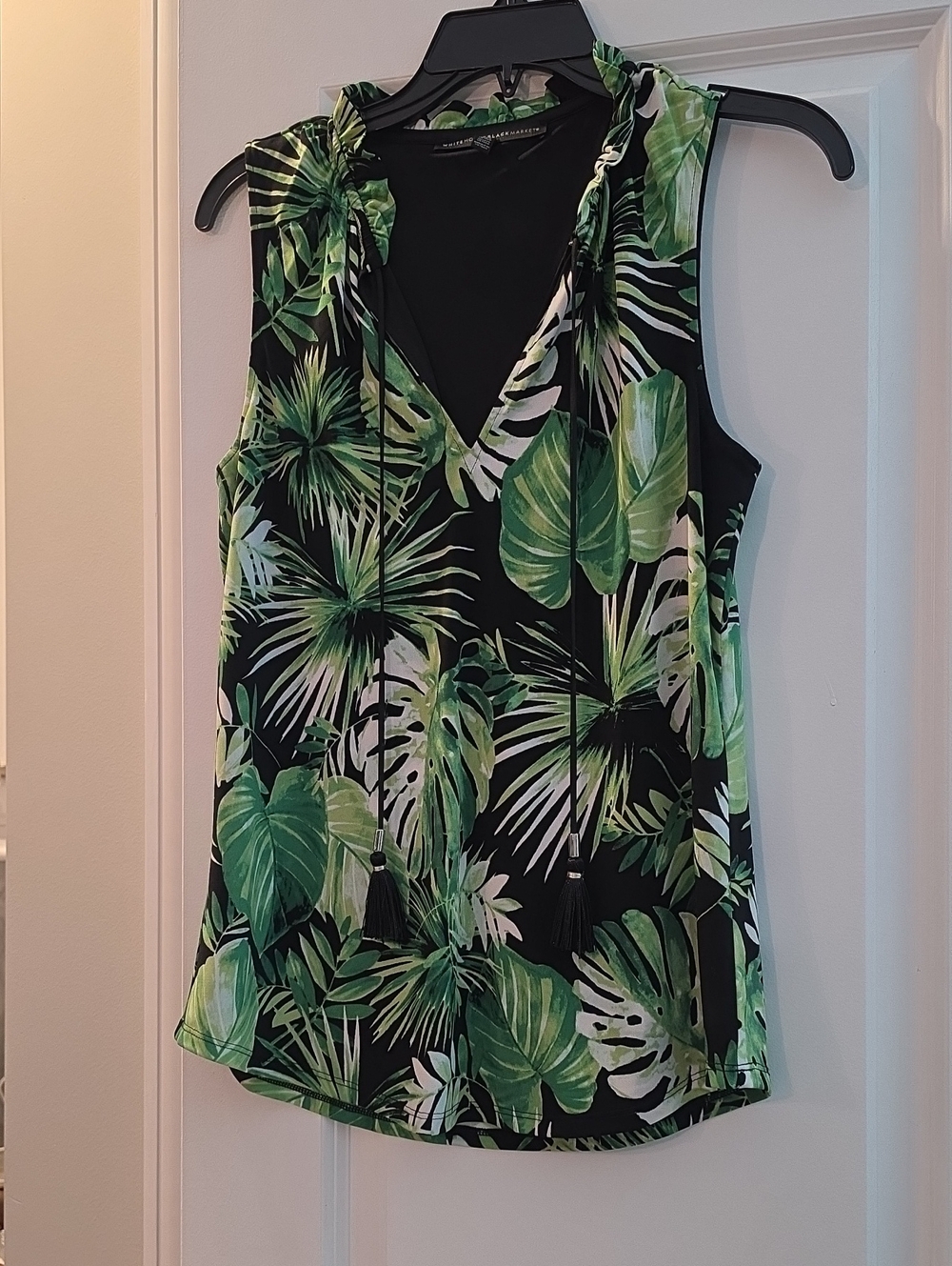 Sleeveless Green Tropical Print V-Neck Top WHITE HOUSE BLACK MARKET . LIKE NEW
